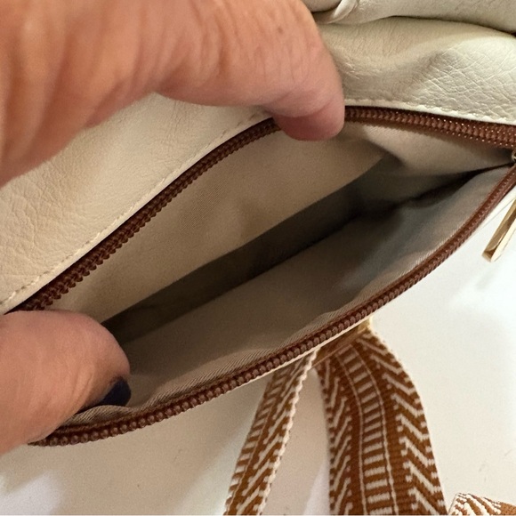 BOSTANTEN Small Sling Bag for Women, Crossbody Bag, Fanny Pack, or Chest Bag. - Picture 9 of 9